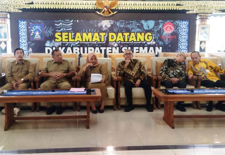 Bupati Sleman, Kustini Sri Purnomo (tengah), memberikan keterangan kepada awak media usai penandatangan MoU dengan PT SBI, Senin (14/11/2023). (Foto-Jatmo)