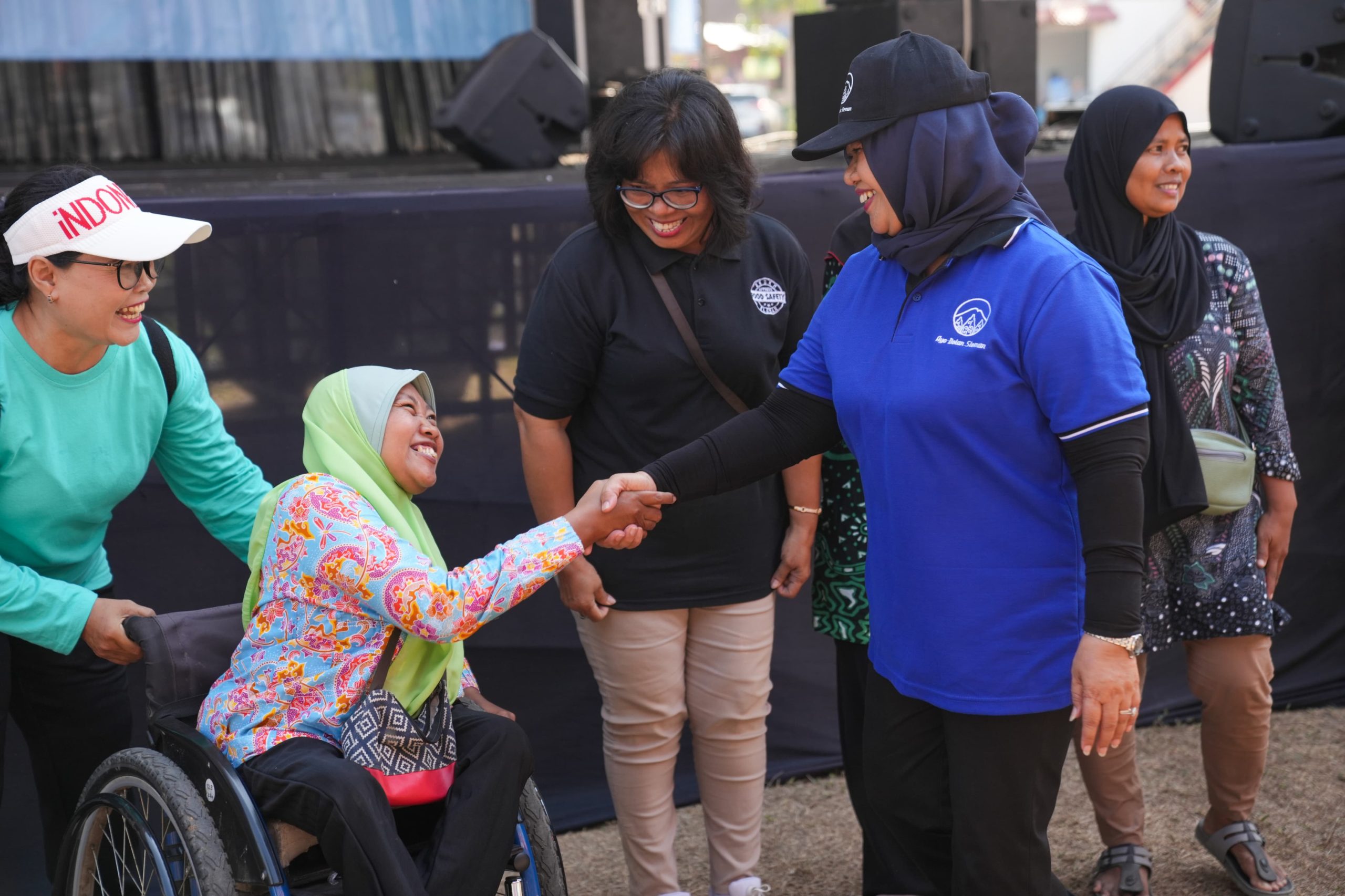 Bupati Sleman Kustini Sri Purnomo memberi salam salah satu pelaku UMKM