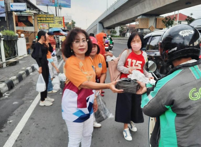 Aksi Simpatik, komunitas Bahana 703, dengan Berbagi Takjil di Jalanan